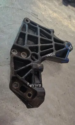 Nissan Qashqai Engine mounting bracket