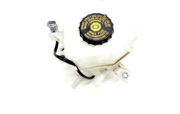 Toyota RAV 4 (XA40) Brake fluid reservoir 