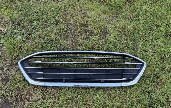 Ford Focus Front bumper upper radiator grill JX7B8C436A