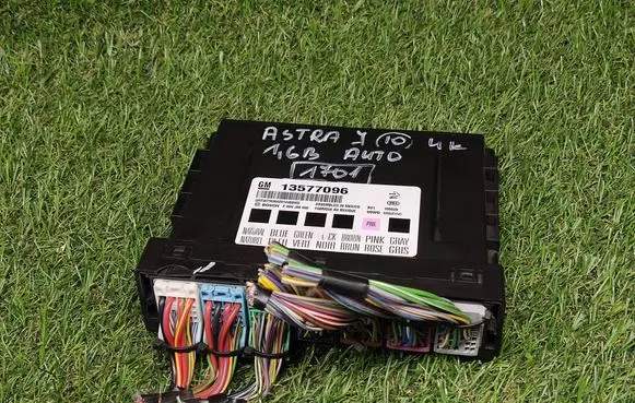 Opel Astra J Central body control module 13577096 F00HJ00666 6002JC1541