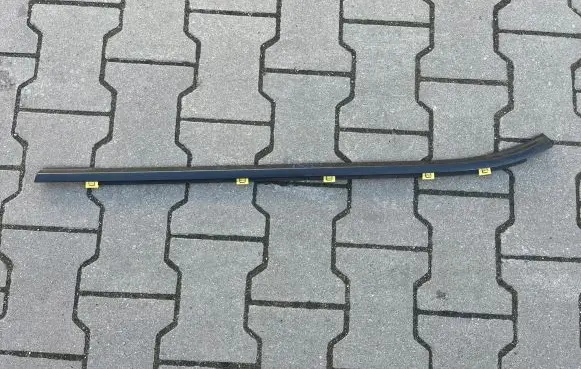 Hyundai i30 Rear door glass trim molding 
