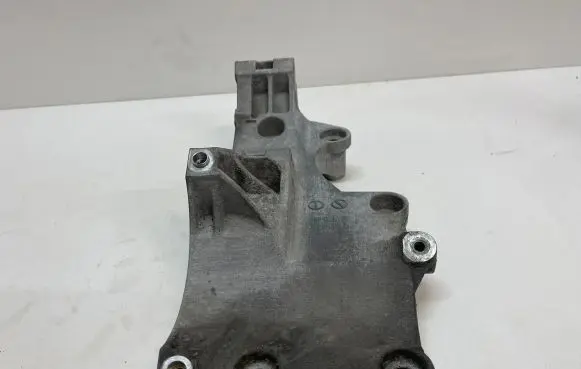 Volkswagen PASSAT B6 Generator/alternator bracket 03g903143f