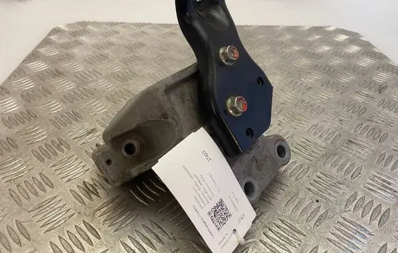 Mitsubishi Outlander Engine mount bracket