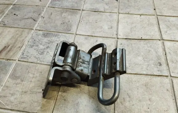 Audi A6 S6 C6 4F Rear door lower hinge 8E0833411