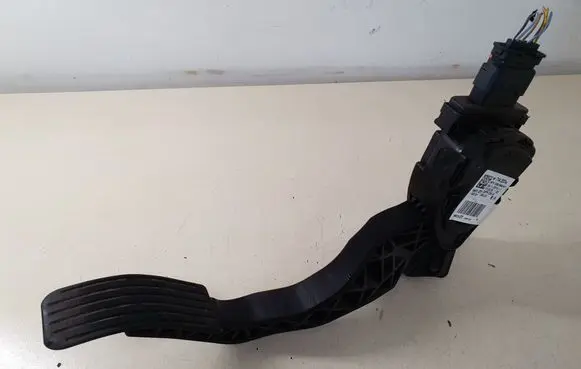 Accelerator throttle pedal