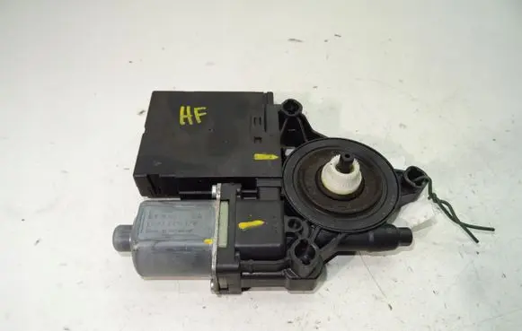 Volkswagen PASSAT Front door window regulator motor 3AA959702A