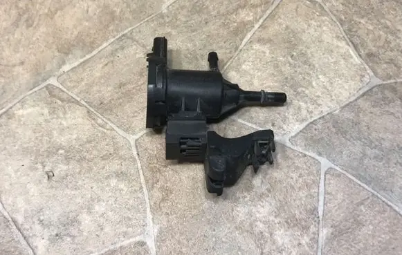 Mercedes-Benz C W205 Engine mount vacuum valve A0014760532