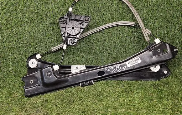 Volkswagen Jetta VI Front window lifting mechanism without motor 5C6837461L