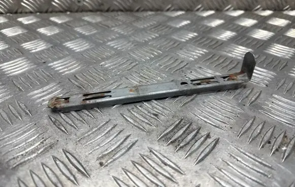 Headlight/headlamp mounting bracket