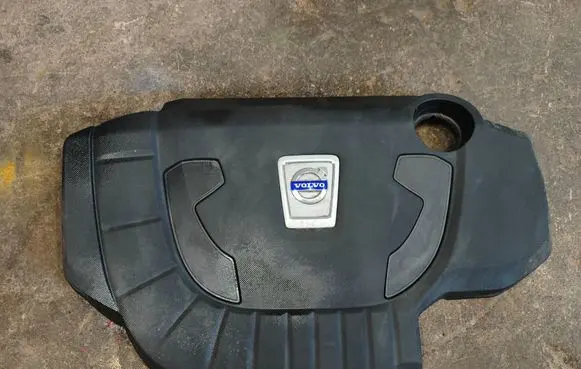 Volvo V40 Engine cover (trim)