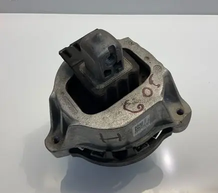 Engine mount bracket