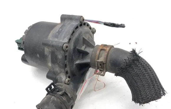 Infiniti Q50 Oil filter mounting bracket 