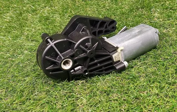 Mercedes-Benz E W212 Seat adjustment motor 825843694 0390203369