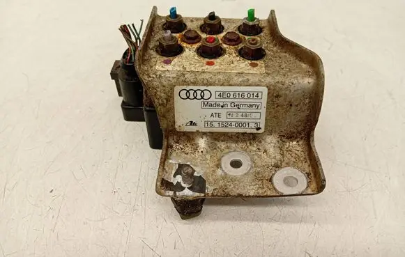Audi A8 S8 D3 4E Air suspension valve block 4E0616014 15152400013