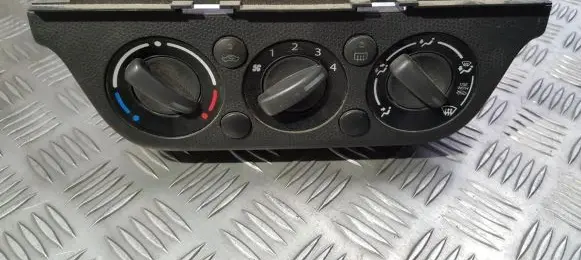 Suzuki Swift I Climate control unit
