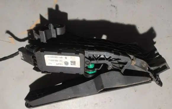 Volkswagen PASSAT B6 Accelerator throttle pedal 1K1723503L