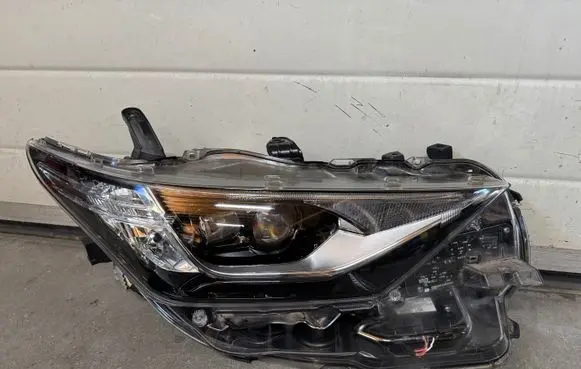 Toyota Auris E180 Headlight/headlamp 8111002K60