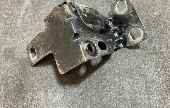 Land Rover Evoque II Fender mounting bracket K8D216E129AC 173920