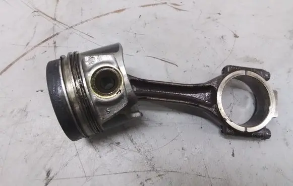 Volkswagen Crafter Piston with connecting rod