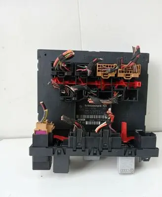 Volkswagen Golf V Fuse module 1K0937049S H30S0704 F005V00496