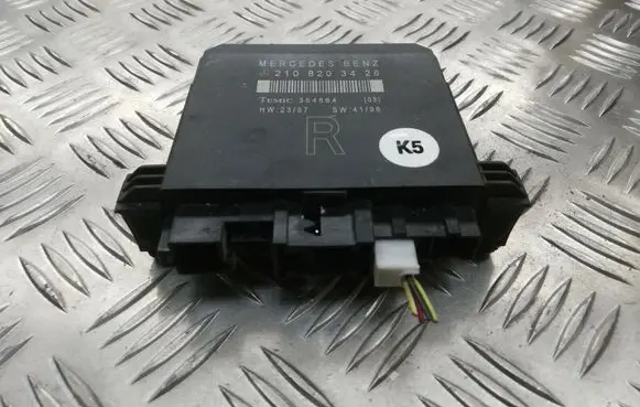 Mercedes-Benz E W210 Door control unit/module 2108203426