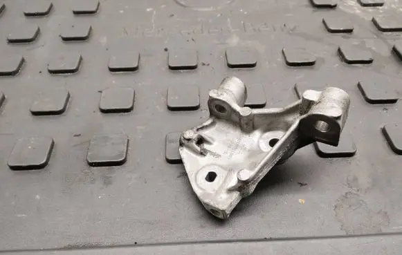 Mercedes-Benz Citan W415 Engine mounting bracket 168130812r