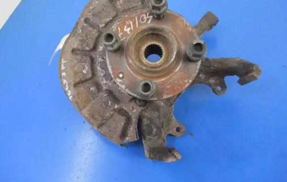 Volkswagen Golf III Front wheel hub spindle knuckle