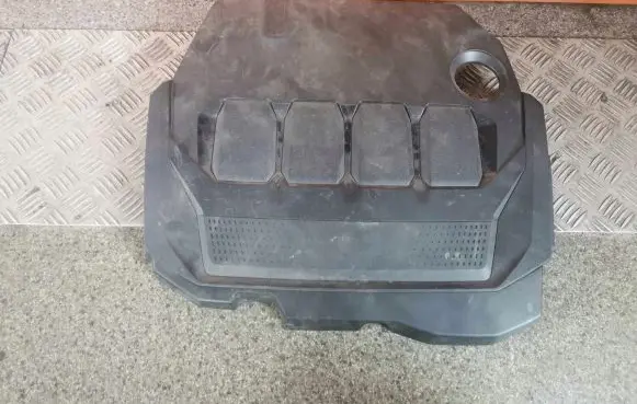 Volkswagen PASSAT B8 Engine cover (trim) 05L103925E