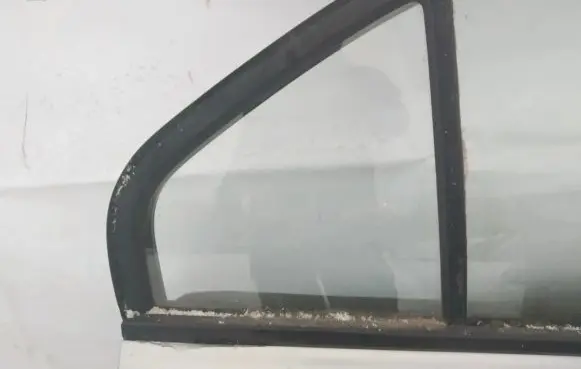 Rear vent window glass