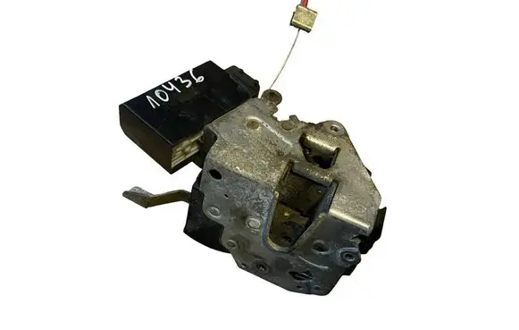 BMW 3 E36 Front door lock (next to the handle) 8138923