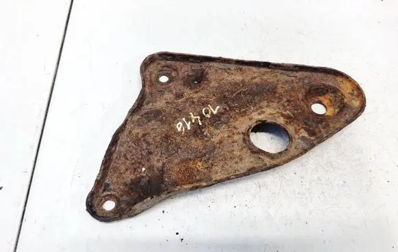 Engine mounting bracket