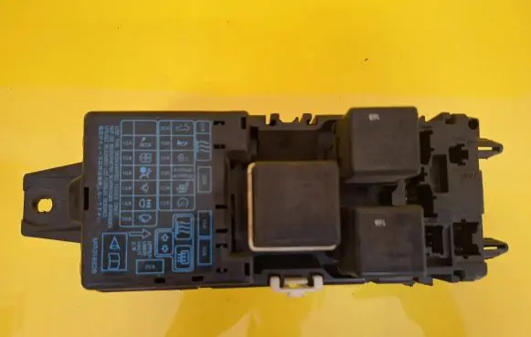 Mitsubishi Carisma Fuse module MB953353