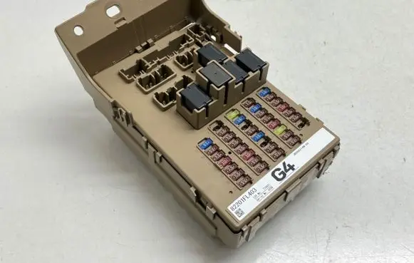 Subaru XV II Fuse module 82201FL403 710931
