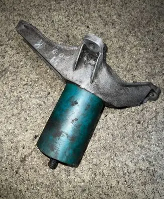 Engine mounting bracket