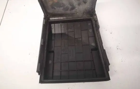 Volkswagen Golf V Fuse box cover 1K0937132F