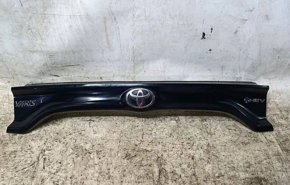 Toyota Yaris XP210 Trunk door license plate light bar 768010DC50S3 768010DC50