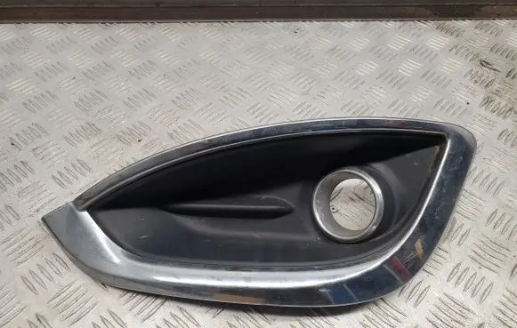 Chrysler Pacifica Front fog light trim/grill 68229007AA 5SD11SZ0AB