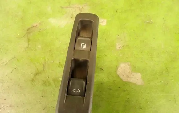 Skoda Octavia Mk4 Fuel tank opening switch 5E3867425A