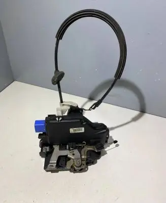 Volkswagen Golf V Rear door lock 7L0839015