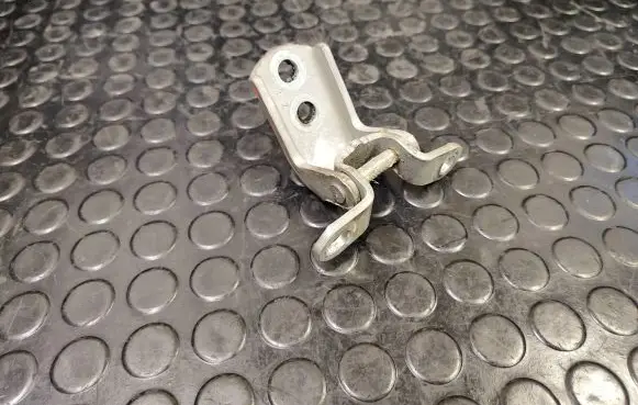 Nissan Qashqai Front door upper hinge