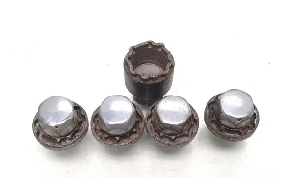 Volvo V40 Anti-theft wheel nuts and lock 