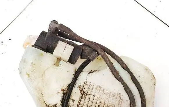 Ford Kuga I Windscreen/windshield washer pump
