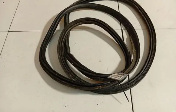 Toyota Avensis Verso Trunk rubber seal (body) 