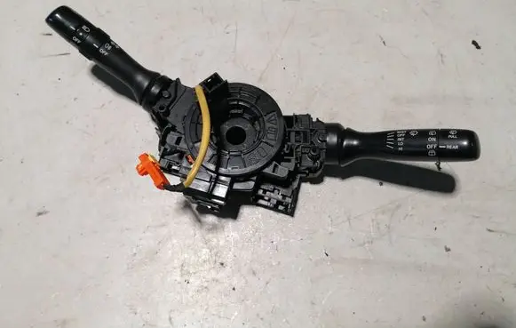 Toyota Yaris Wiper turn signal indicator stalk/switch 0D09017F143 0D03017F144