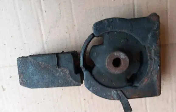 Toyota Avensis T250 Engine mount bracket