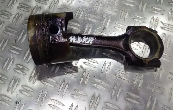 Hyundai Lantra I Piston with connecting rod