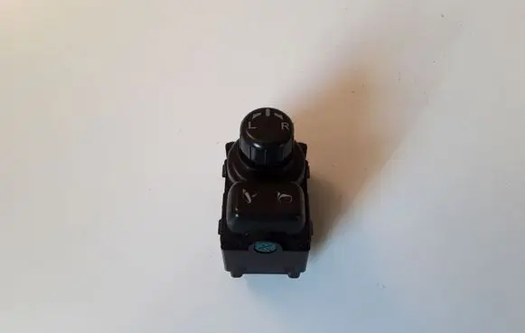 Nissan 350Z Wing mirror switch 040615