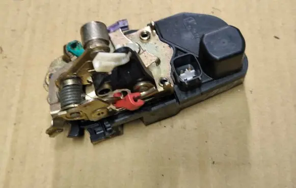 Chrysler PT Cruiser Front door lock 