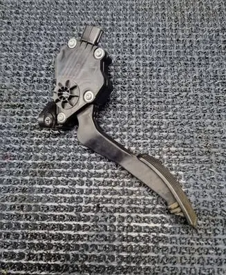 Subaru XV Accelerator throttle pedal 36010FJ010 1988007960 07P05B00102