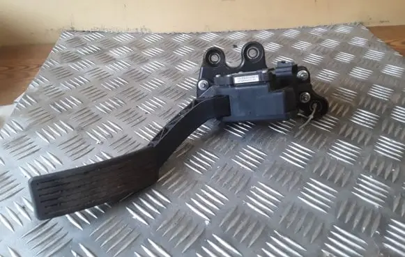 KIA Carens I Accelerator throttle pedal 8IK0010A1D910 8IK0010A 1D910